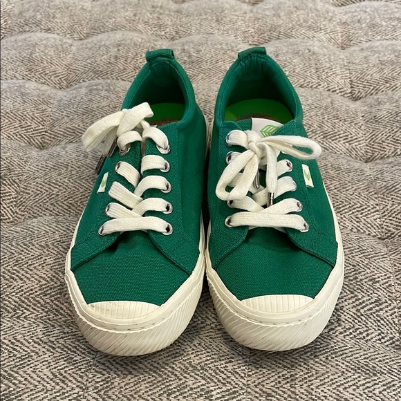 Cariuma Green Canvas Sneakers with White Laces size 6 - Picture 2 of 8